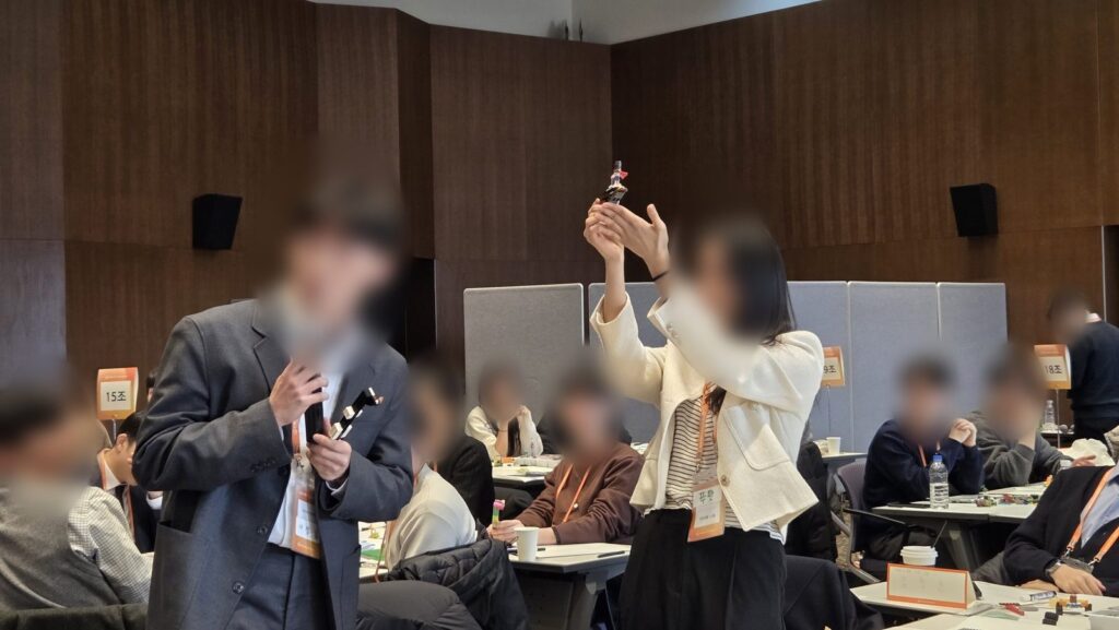 레고 모델을 들고 미래비전 스토리를 발표하는 신입사원
