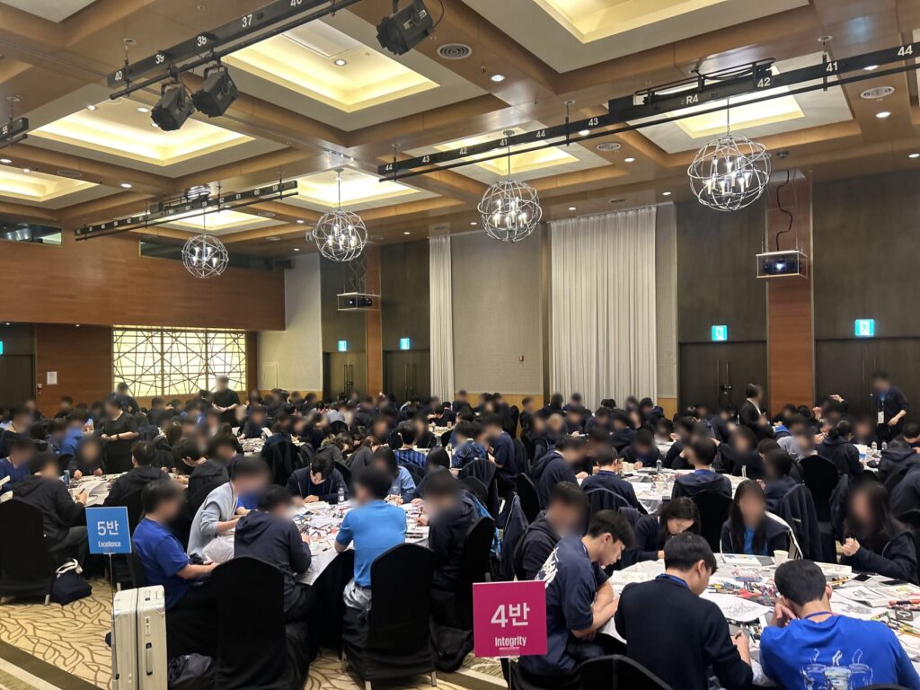 반별로 나의 성장 드로잉 작품을 제작하는 신입 회계사